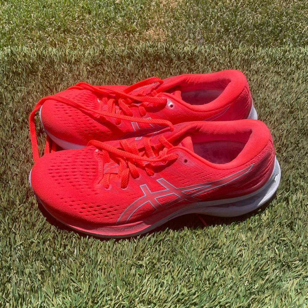 Women’s Asics Kayano 28 Running Shoes Sz 7.